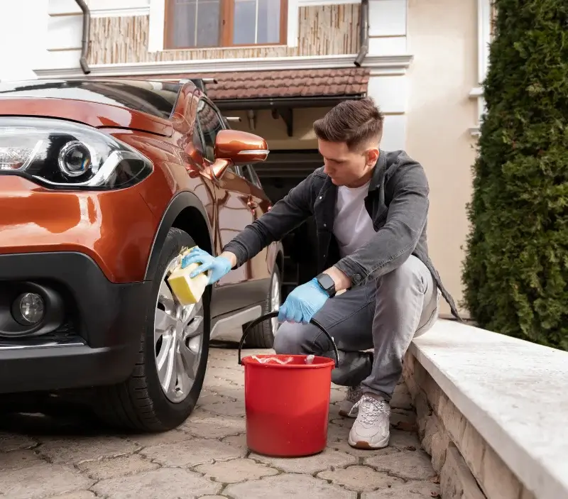 Lavage auto à domicile Loir Et Cher : professionnel intervenant sur un véhicule